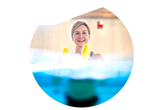 Produktbild Aqua-Jogging mit Frau, die im Wasser joggt und in die Kamera lächelt.