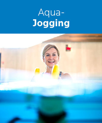 Produktbild Aqua-Jogging mit Frau, die im Wasser joggt und in die Kamera lächelt.