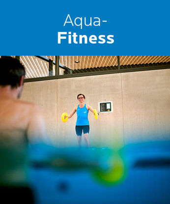 Produktbild Aqua-Fitness mit Kursleiterin, die Fitness-Übungen vom Beckenrad aus vormacht.